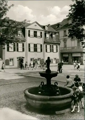 Ansichtskarte Weimar Schillerhaus, Personen in der Fußgängerzone 1975