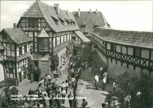 Ansichtskarte Eisenach Besucher am Ritterhaus und Torhaus 1980