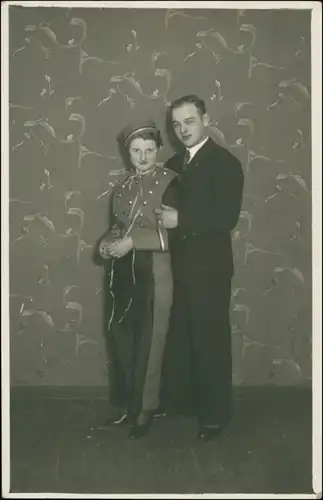 Ansichtskarte  Junge Frau und Mann - Karneval - Atelierfoto 1932