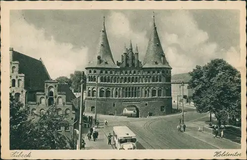 Ansichtskarte Lübeck Strassen Partie mit Bus am Holstentor 1940