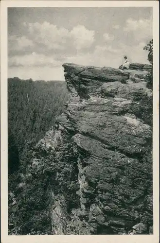 Alexisbad-Harzgerode Umland-Ansicht, Frau auf dem Habichtsstein 1955