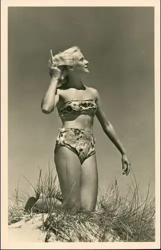 Ansichtskarte  junge Frau am Strand DDR - Erotik 1957
