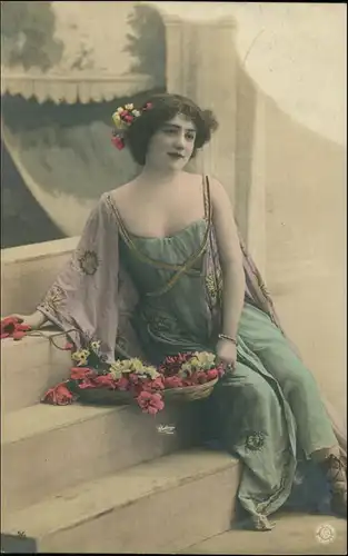 Ansichtskarte  Erotik junge Frau Lassiv auf der Treppe 1906