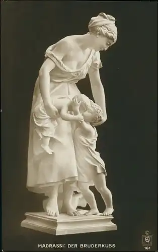 Ansichtskarte  Mutter, Kinder Madrassi der Bruderkuss Marmorstatue 1912
