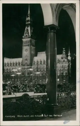 Ansichtskarte Hamburg Rathaus, Abend-/Nachtaufnahme, Alster Arkaden 1943