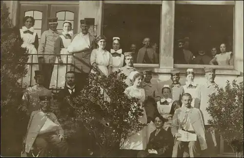 Ansichtskarte  WK1 Soldaten und Krankenschwestern vor Lazarett 1915