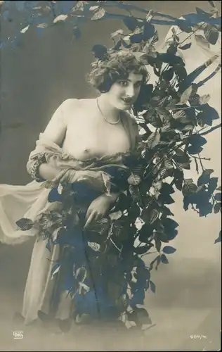 Ansichtskarte  Junge Frau am Baum Erotik (Nackt - Nude) Vintage Erotika 1909