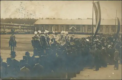 Ansichtskarte  Parade Kaiser Militär an der Kaserne Privatfoto Ak 1910