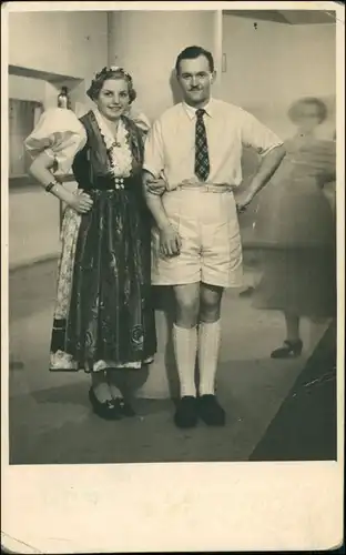 Frau in Tracht Mann in Kurzer Kleidung Karneval  Fasching 1934 Privatfoto