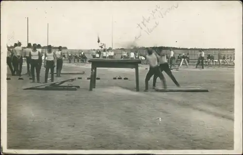 Sportler: Turnen - Männer bei Bockspringen Wettkampf 1922 Privatfoto