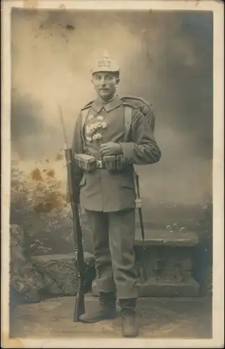 Ansichtskarte  Soldat Pickelhaube 241, Gewehr, Blumen Atelierfoto 1916