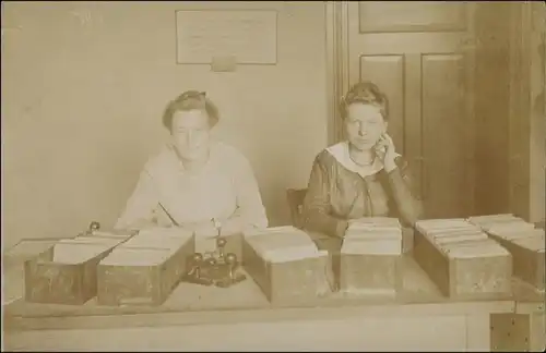 Ansichtskarte  Berufe: Sekretärinen im Büro Karteikästen, Stempel 1922