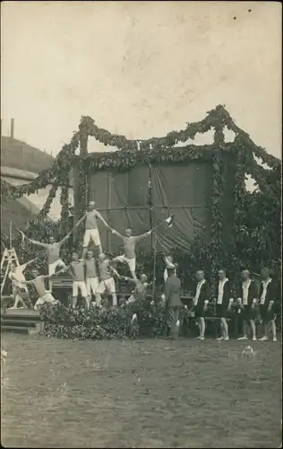 Foto  Sportler: Turnen - Pyramide auf der Festbühne 1912 Privatfoto