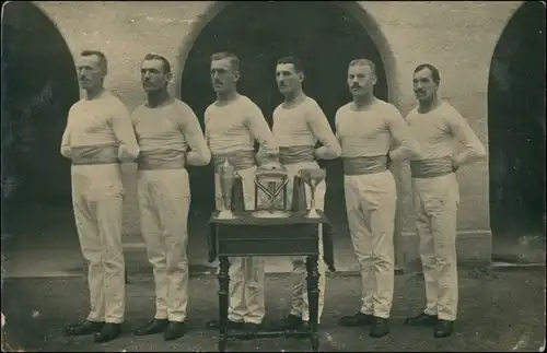 Foto  Sportler: Turnen - bei der Siegesehrung 1914 Privatfoto