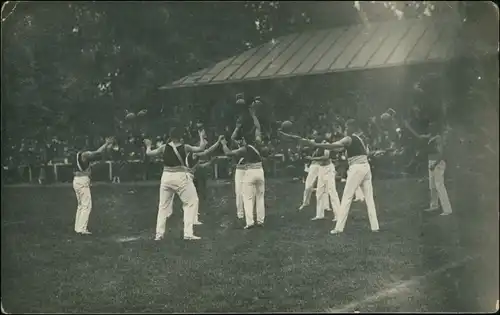 Foto  Sportler: Sportfest - Gewichte werfen 1913 Privatfoto