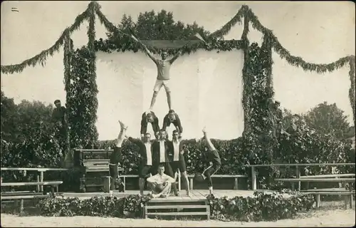 Sportler: Turnen - Pyramide auf der geschmückten Bühne 1913 Privatfoto
