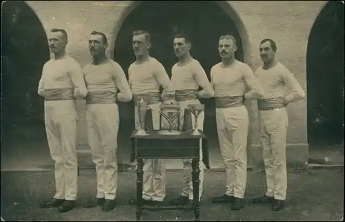 Foto  Sportler: Turnen - bei der Siegesehrung 1914 Privatfoto