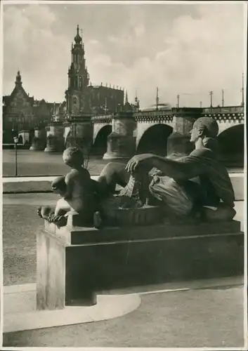 Innere Altstadt-Dresden Augustusbrücke - Statue - Frau und Kind 1942