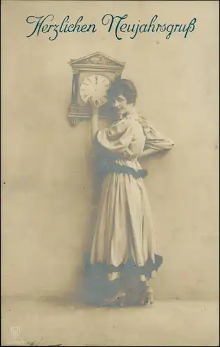 Ansichtskarte  Glückwunsch - Neujahr/Sylvester Frau an der Uhr 1918