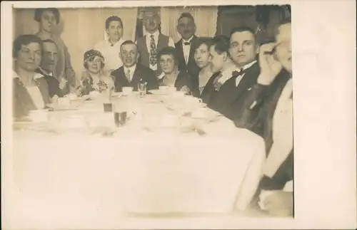 Foto  Hochzeit - Gruppenfotos am Tisch 1932 Privatfoto