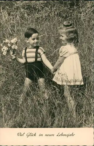 Junge ud Mädchen auf der Wiese Glückwunsch/Grußkarten: Geburtstag 1963
