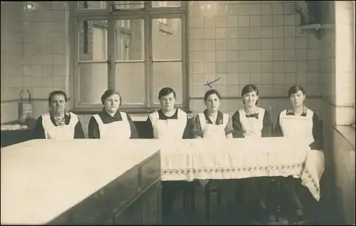 Foto  Frauen Gruppe, Echtfoto, Tafel, Küche 1920 Privatfoto