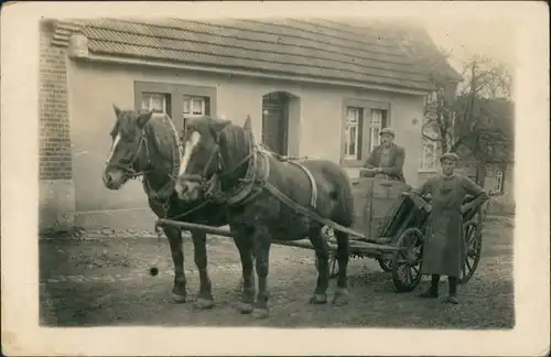 Menschen / Soziales Leben Mann Pferde Kutsche vor Wohnhaus 1920 Privatfoto