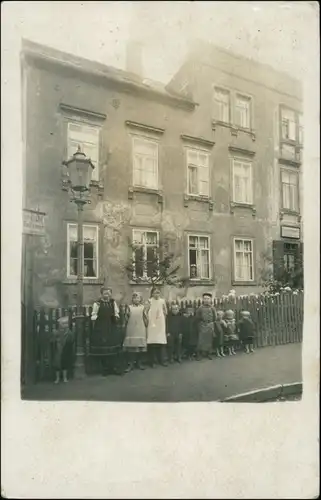 Ansichtskarte Russdorf-Limbach-Oberfrohna Familie vor Haus, Laterne 1909