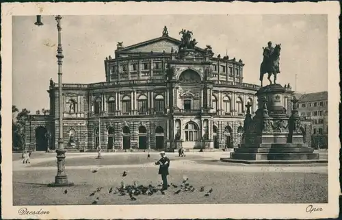Innere Altstadt-Dresden Semperoper Oper Opera, Denkmal, Mann füttert Tauben 1930