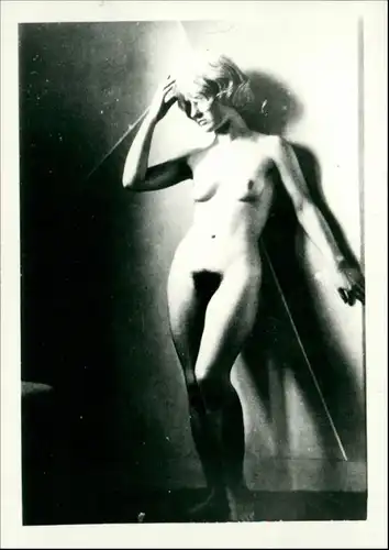Soziales Leben - Erotik (Nackt - Nude) nackte Frau Aktszene 1950 Privatfoto