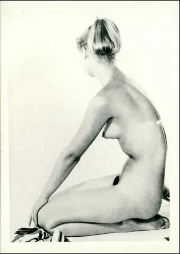 Foto  nackte Frau kniend Erotik (Nackt - Nude) 1950 Privatfoto