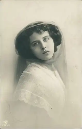 Ansichtskarte  Schöne Frau schaut lassiv 1909