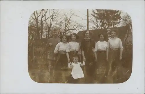 Tauer-Peitz Picnjo Familie vor Haus gel. Tauer Bz Frankfurt 1916 Privatfoto