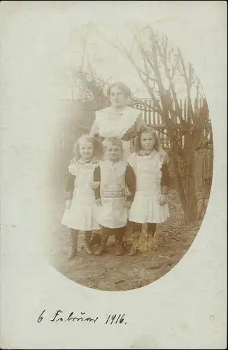 Tauer-Peitz Picnjo Frau und Kinder im Garten gel 1916 Privatfoto