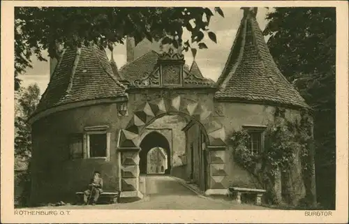 Rothenburg ob der Tauber Burgtor mit altem Mann auf Bank davor 1930