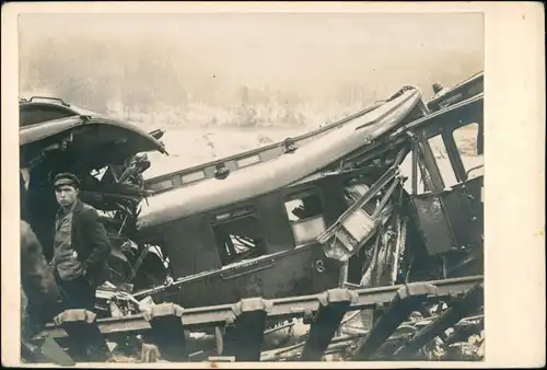 Ansichtskarte  Eisenbahn Unglück zerstörte Waggons 1930