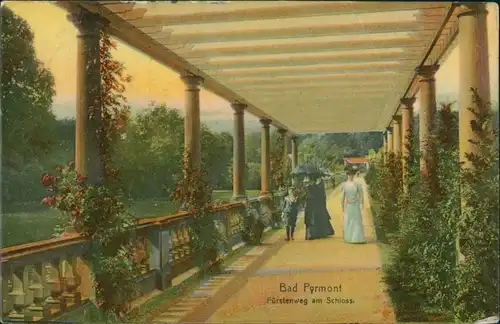 Bad Pyrmont Fürstenweg am Schloss Frauen mit Kind, Säulengang 1913