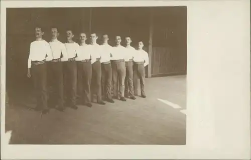 Foto  Sportler: Turnen - Turner in der Sporthalle 1912 Privatfoto