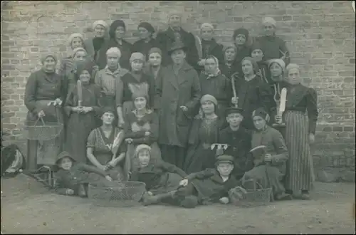 Friedheim (Lk Wirsitz) Miasteczko Krajeńskie Gutsherr und Landarbeiterinnen 1917