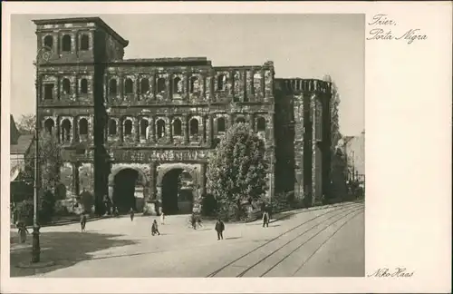 Ansichtskarte Trier Porta Nigra, Römisches Stadttor Personen davor 1930