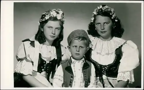 Postcard .Tschechien schöne Frauen in Traccht - Junge 1930
