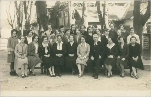 Frauen be Betriebsausflug vor Gaststätte - Tschechien 1926 Privatfoto