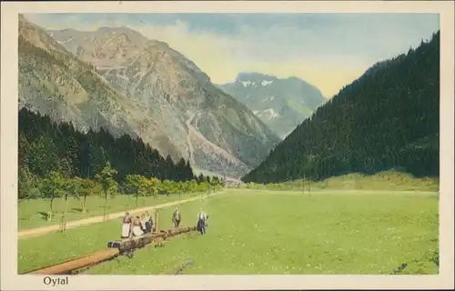 Oberstdorf (Allgäu) Bayr. Allgäu Oytal bei Oberstdorf, Personen auf Wiese 1930