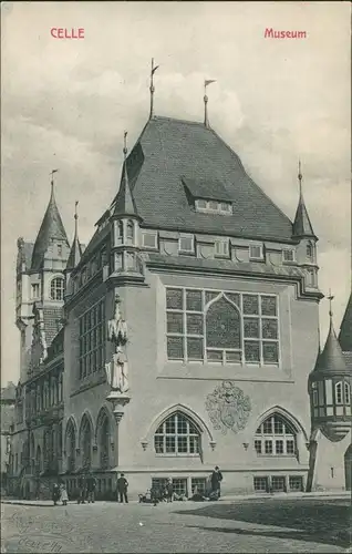 Ansichtskarte Celle Strassen Partie mit Personen vor dem Museum 1913