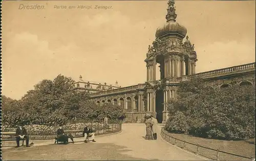 Dresden Dresdner Zwinger Personen auf Bank vor dem Kronentor 1910