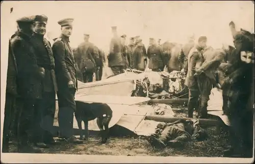 Foto  Abgestürztes Flugzeug - Soldaten 1. WK 1916 Privatfoto