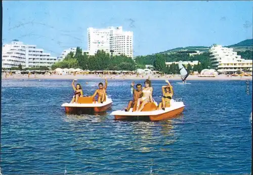Albena Албена Wasser auf den Strand mit Hotels  Trettbooten im Vordergrund 1995