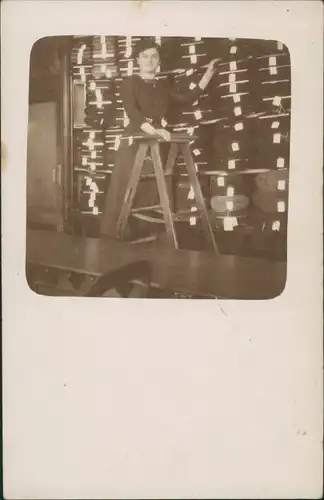 Foto  Frau im Stofflager - Warenlager 1925 Privatfoto