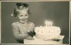Mädchen mit Geburtstagskuchen Glückwunsch/Grußkarten: Geburtstag 1954 Privatfoto