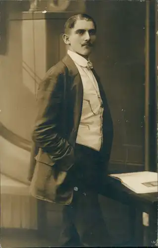 Ansichtskarte  Mann in guter Kleidung (eventuell alter Schauspieler?) 1910